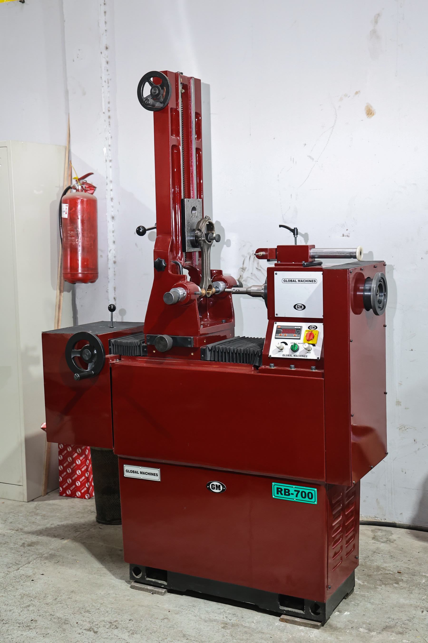 Connecting-rod boring and honing machine in the workshop